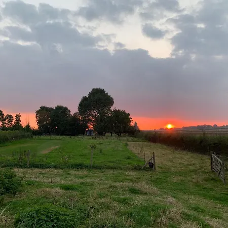 Casa de Férias Vakantiewoning Op Natuurterrein T Heuvelhof Met Optioneel Hottub En Sauna Heuvelland